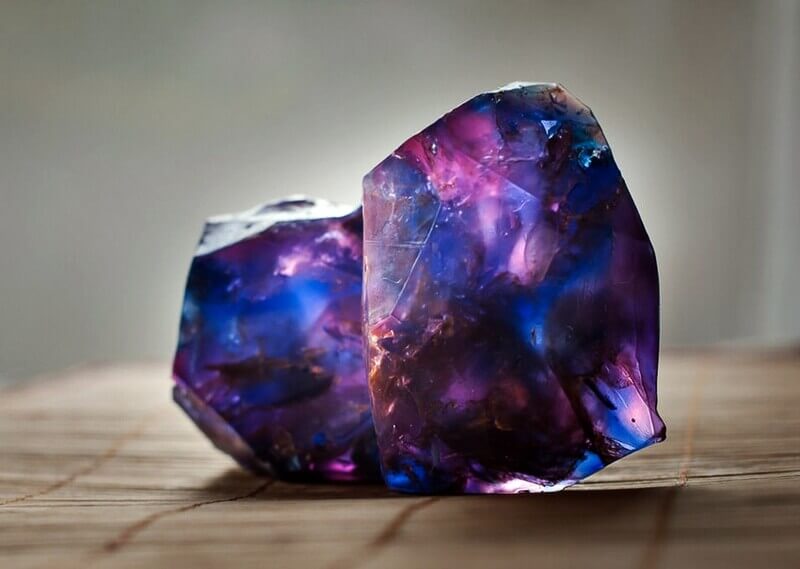 Натуральные камни фиолетового цвета