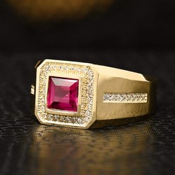 Мужской перстень из золота с рубином