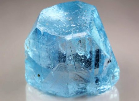 Камень голубой топаз